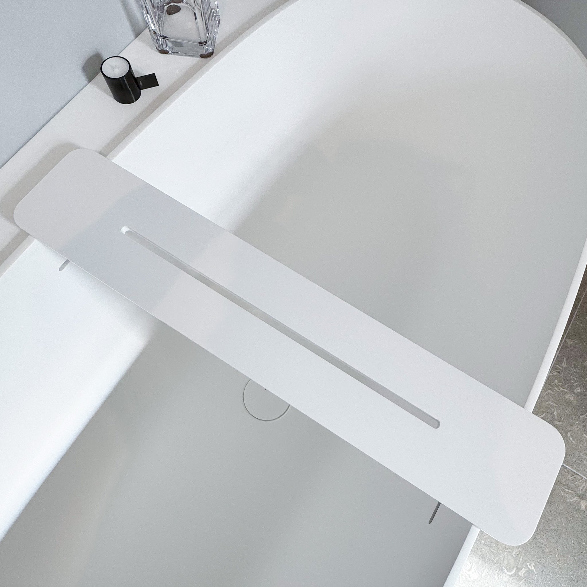 Badewannenbrücke als praktische Ablagefläche über der Badewanne-Wannenauflage aus 12 mm Corian® – exklusiv aus der Bäderwerkstatt Hamburg