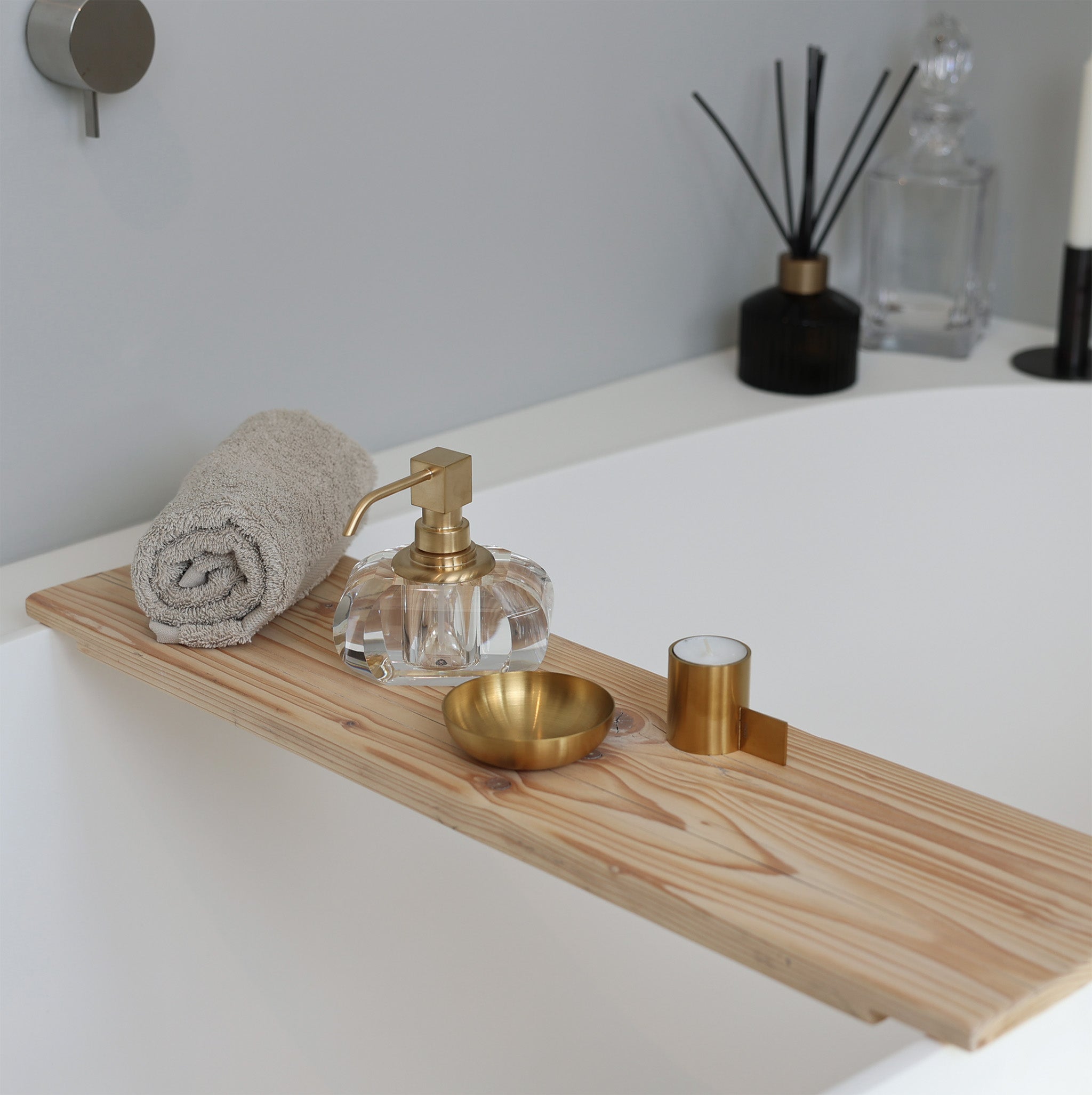 Badewannenablage aus Altholz auf Badewanne – handgefertigt in Hamburg, nachhaltig und wasserabweisend-dekoriert mit Kristall Seifenspender von Decor Walther-Frost  Denmark Schale und Teelicht Rondo