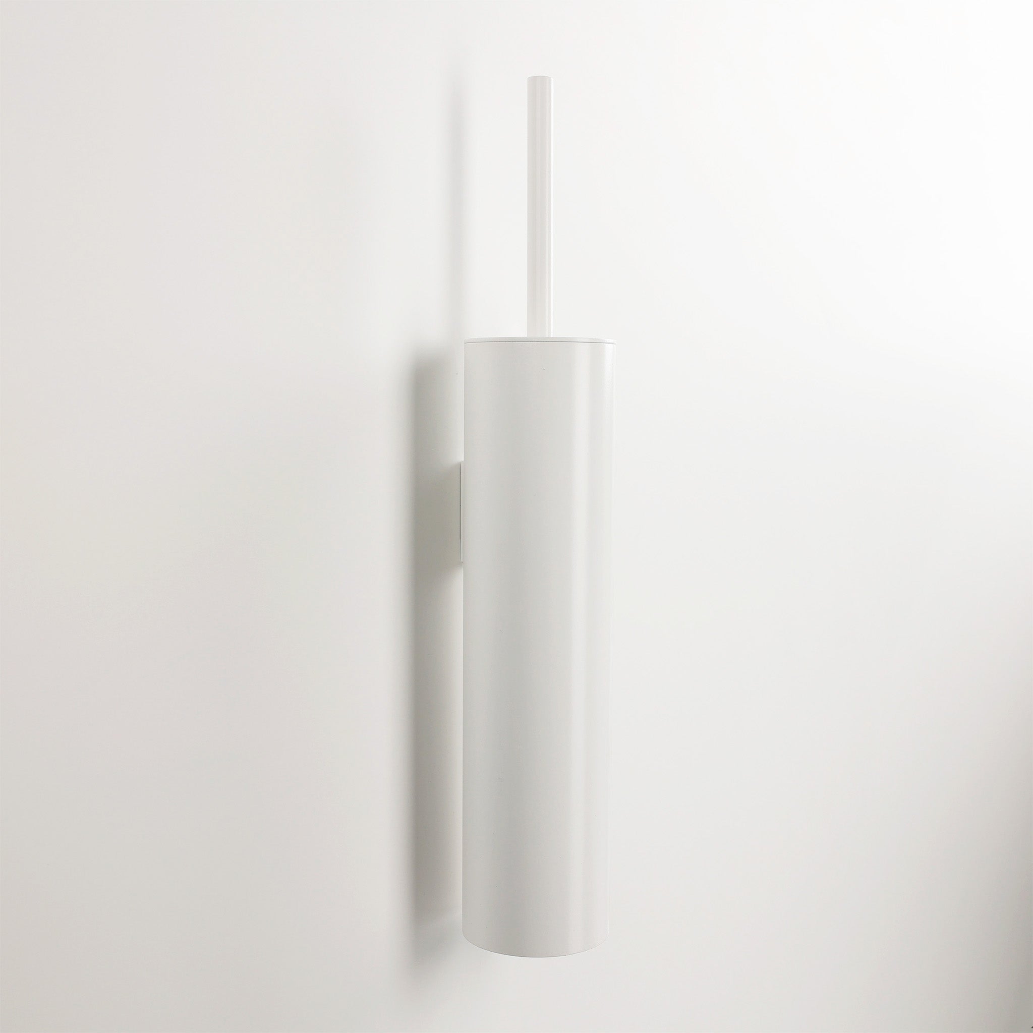 Puristische WC-Bürste zur Wandmontage von waterevolution in Weiß matt, aus massivem Messing gefertigt – Artikelnummer: A2.41.BR
