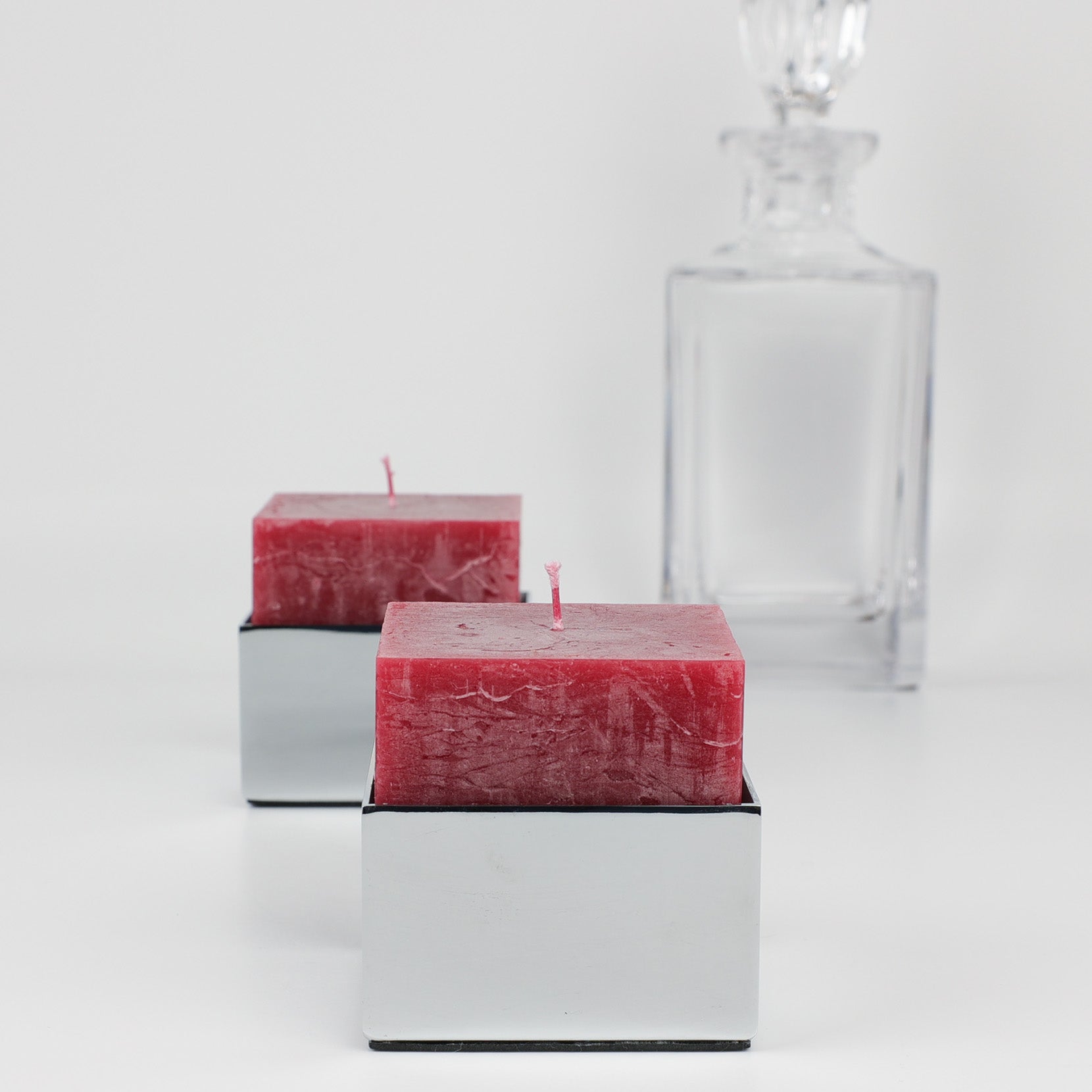 Ersatzkerzen 2 Stück von Decor Walther für Brick Kerzenhalter-Nahaufnahme mit Glaskaraffe im Hintergrund