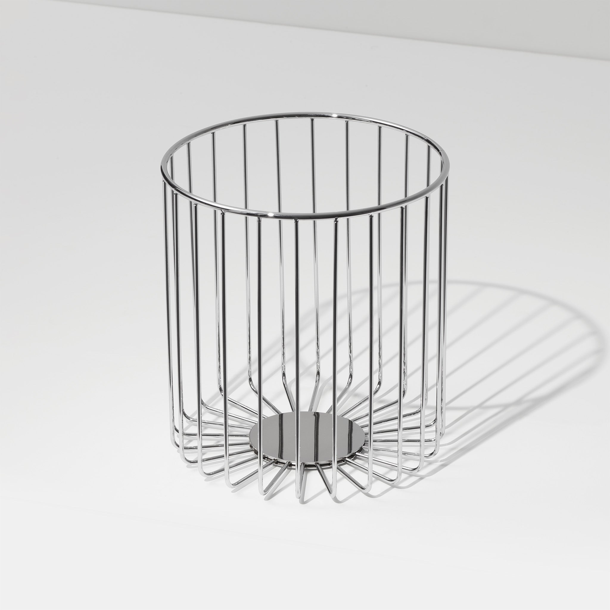 Eleganter Handtuchkorb aus Metall in Chrom von Decor Walther, ideal als Gästetuchkorb oder Wäschekorb für moderne Badezimmer.