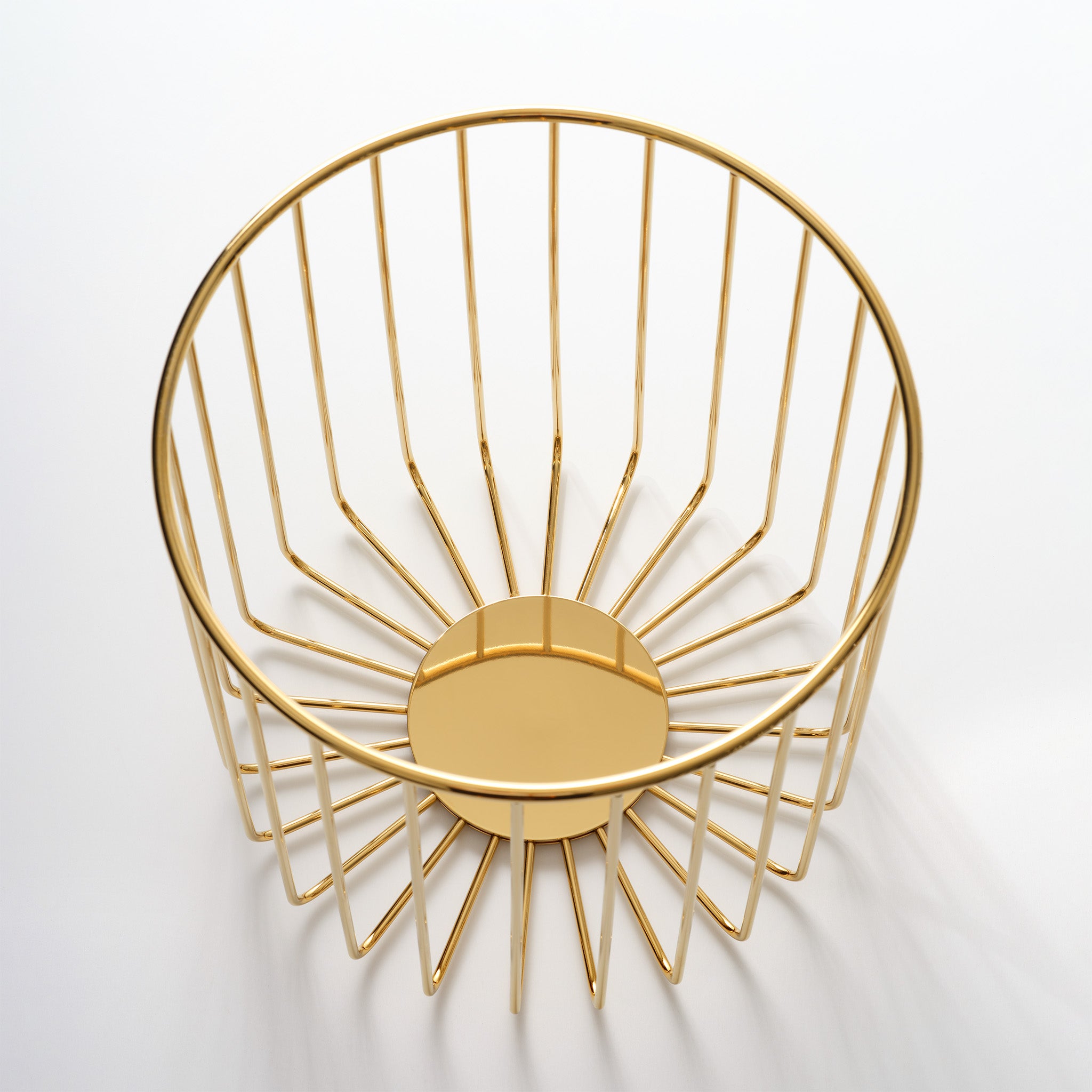 Luxus Handtuchkorb in Gold, stilvolle Lösung zur Aufbewahrung von Gästehandtüchern im Bad.