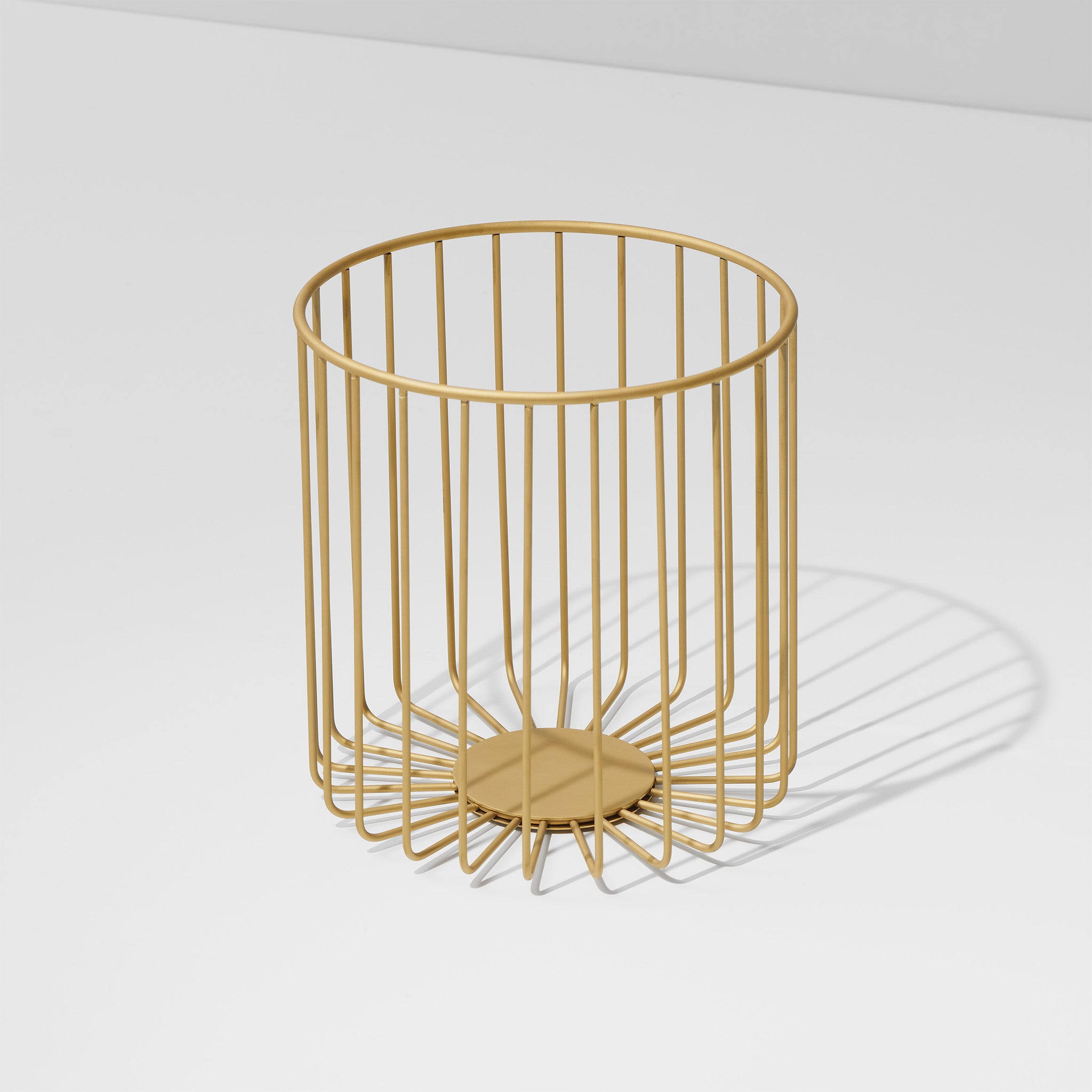 Offener Handtuchkorb schwarz matt aus Edelstahl für Handtücher oder Wäsche, zeitloses Badaccessoire von Decor Walther.