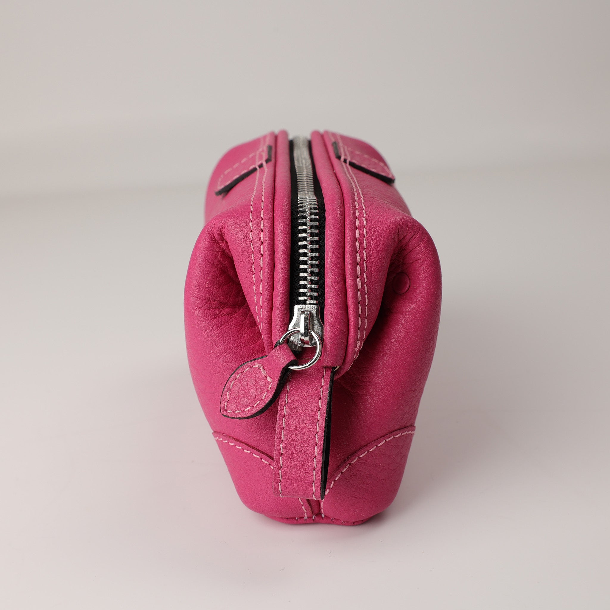 Handgefertigte Beauty Tasche aus Leder in Pink mit verdecktem Metallbügel