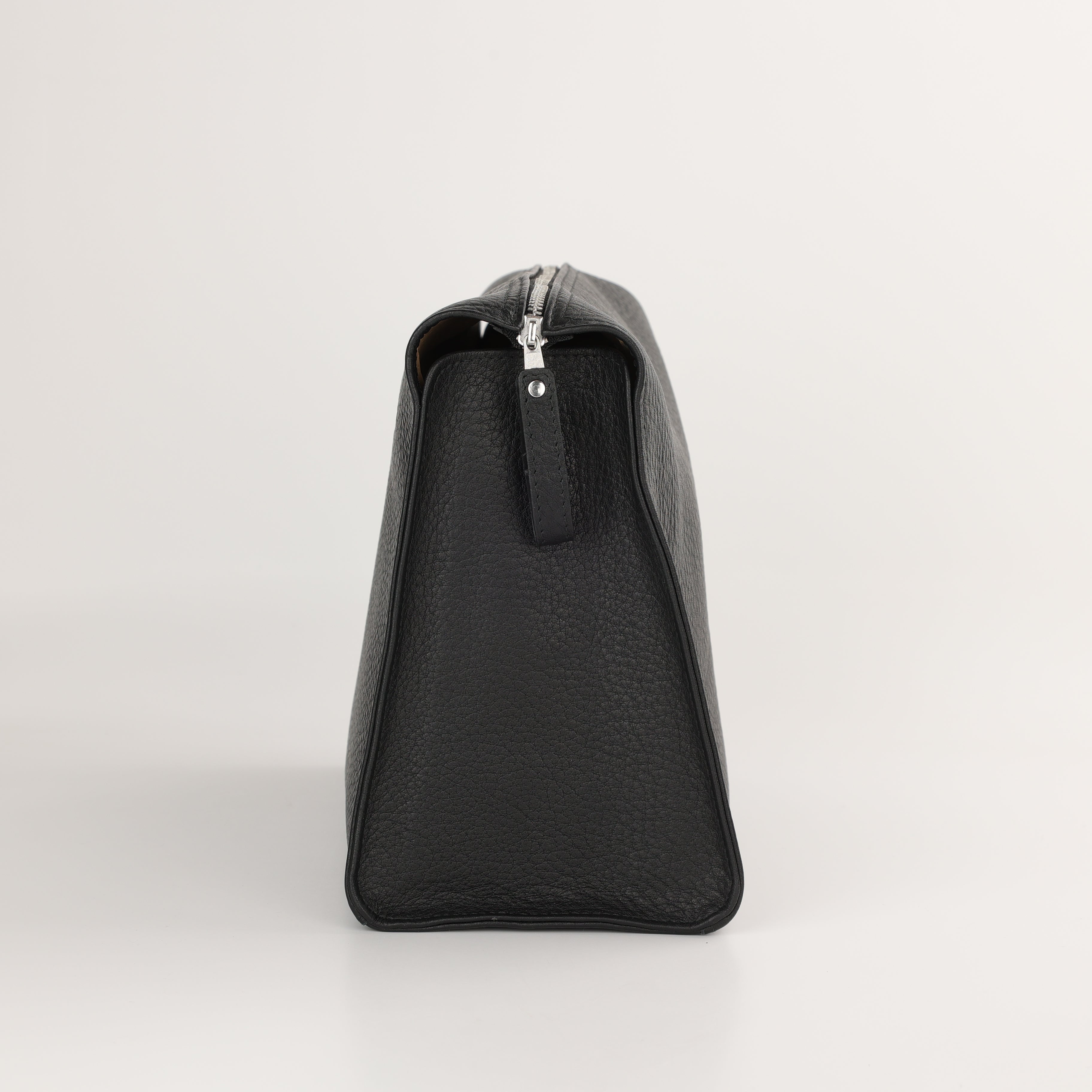 Zeitlose Leder Waschtasche in Schwarz mit Metallreißverschluss und klarer Triangle Form