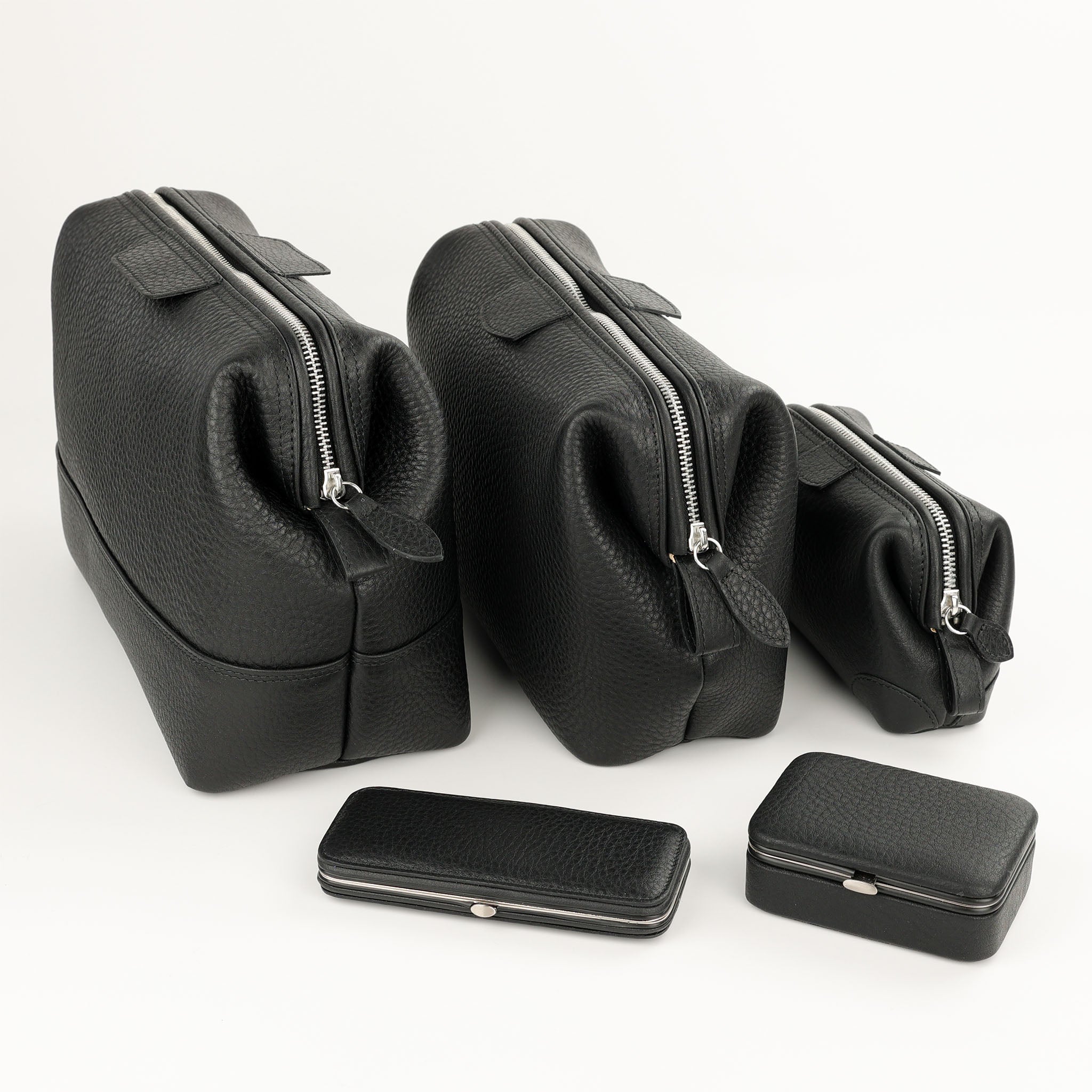 Zeitlose Leder Schminktasche in Schwarz aus der Mousetrap Kollektion mit Metallbügel in unterschiedlichen Größen