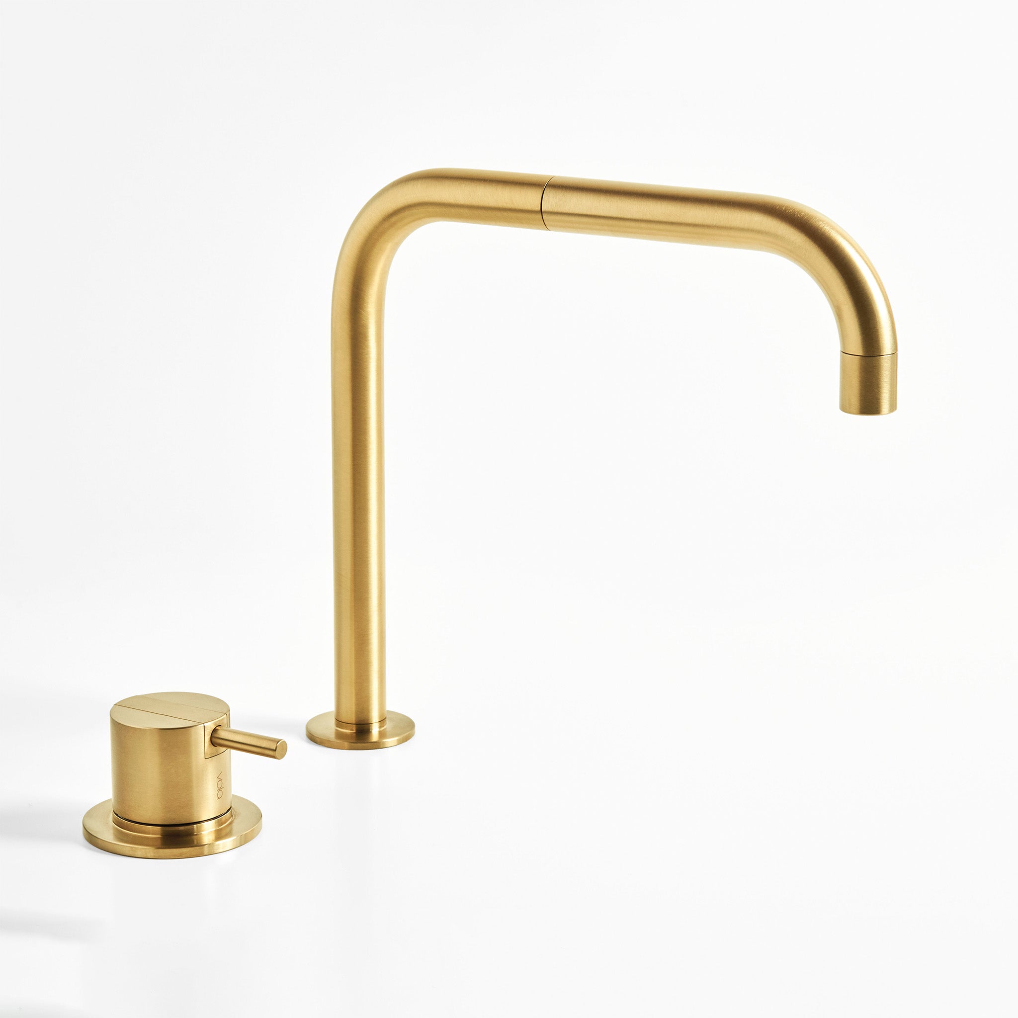 Vola Armatur 590 in gebuerstetem Gold, luxuriöse Waschtisch und Kuechenarmatur im ikonischen Vola Design.