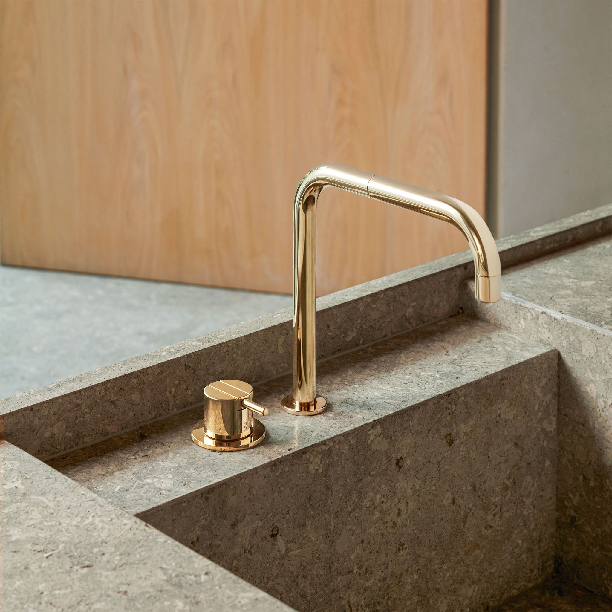 Vola Armatur 590 aus Messing natur, hochwertige Designarmatur fuer Bad und Kueche mit charakteristischer Patinaentwicklung.
