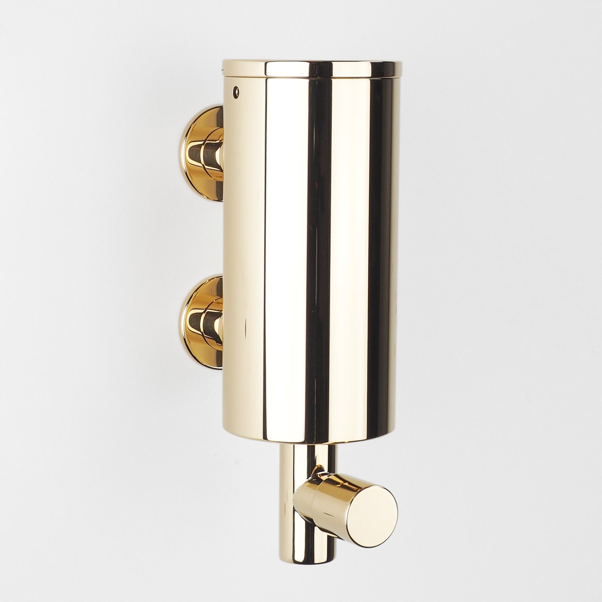 Vola Wandseifenspender T10 in Messing Natur – elegante Seifenpumpe mit Patina-Charakter.