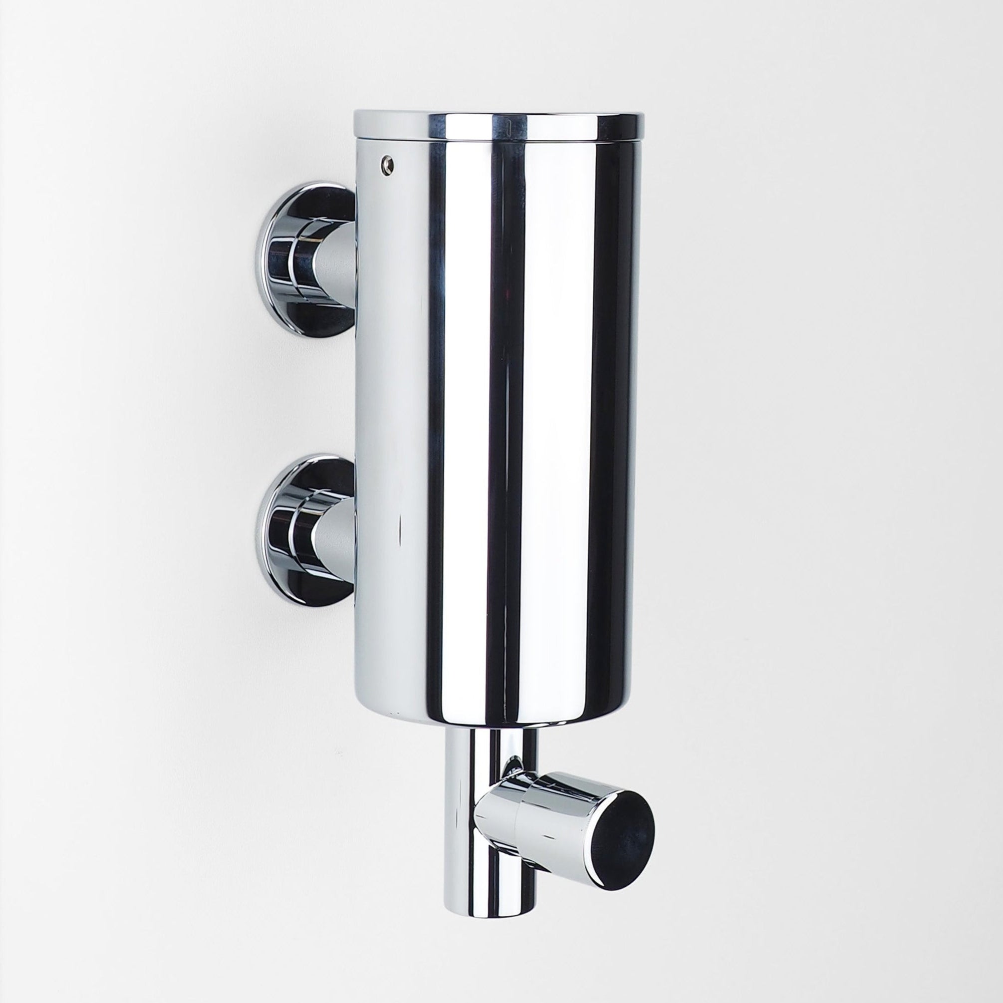 Vola Wandseifenspender T10JR in Chrom – eleganter Seifenspender fürs Bad, Gäste-WC oder Spa-Bereich.