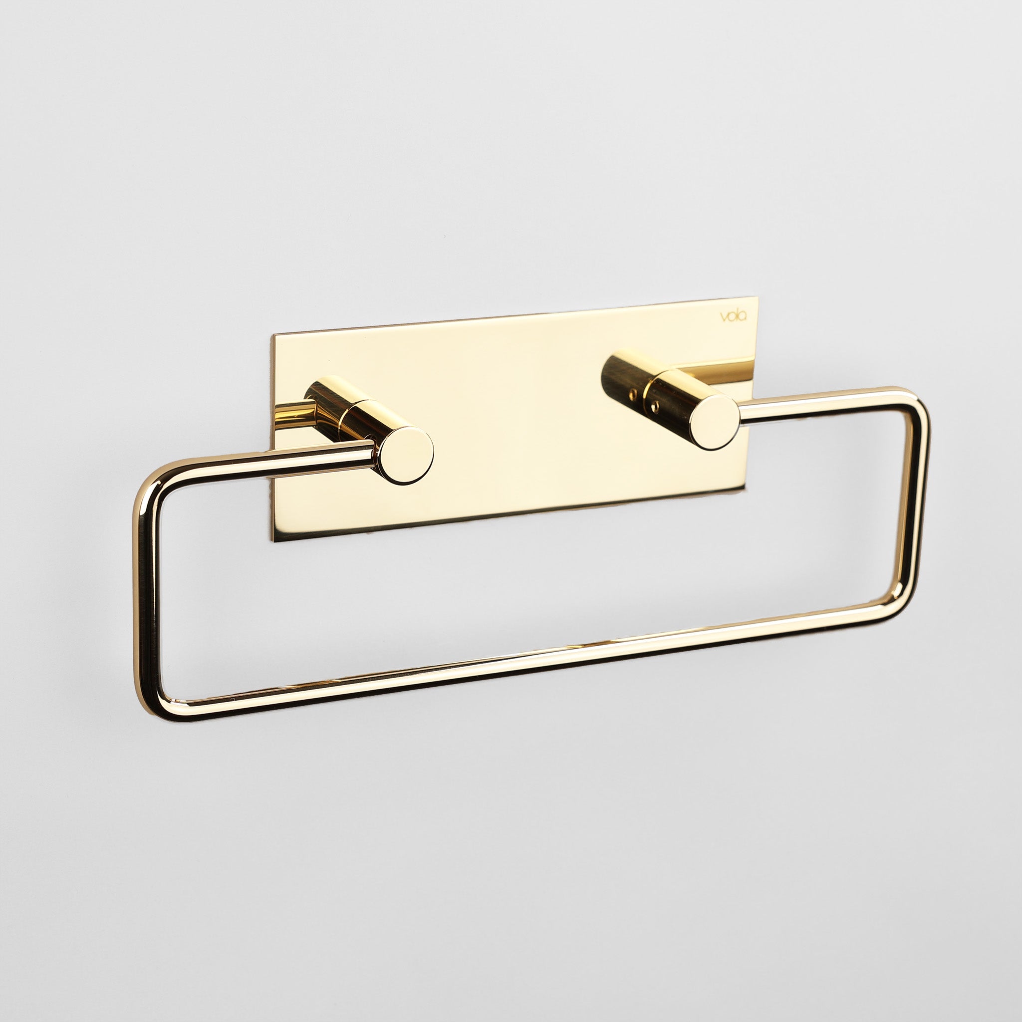 Luxuriöser Handtuchbügel T15 aus Messing Natur von Vola, stilvoller Wandhalter für Hand- und Gästehandtücher.