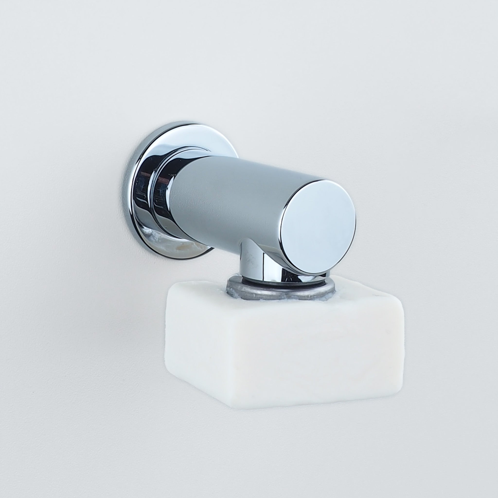 Magnetischer Seifenhalter in Chrom von Vola – elegante Alternative zur klassischen Seifenschale fürs Bad.