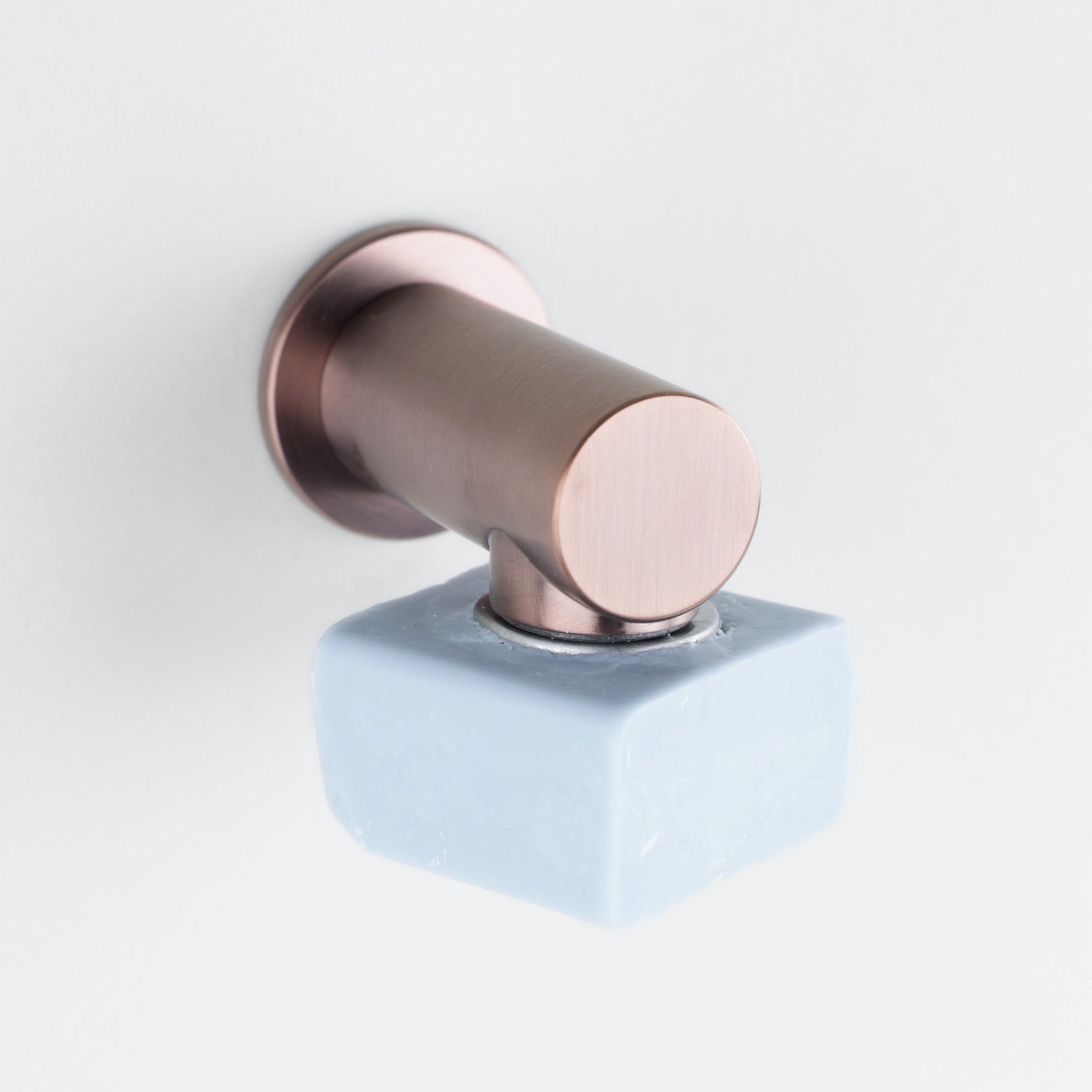 Magnetischer Seifenhalter in Kupfer gebürstet von Vola – edles Accessoire für das Badezimmer.