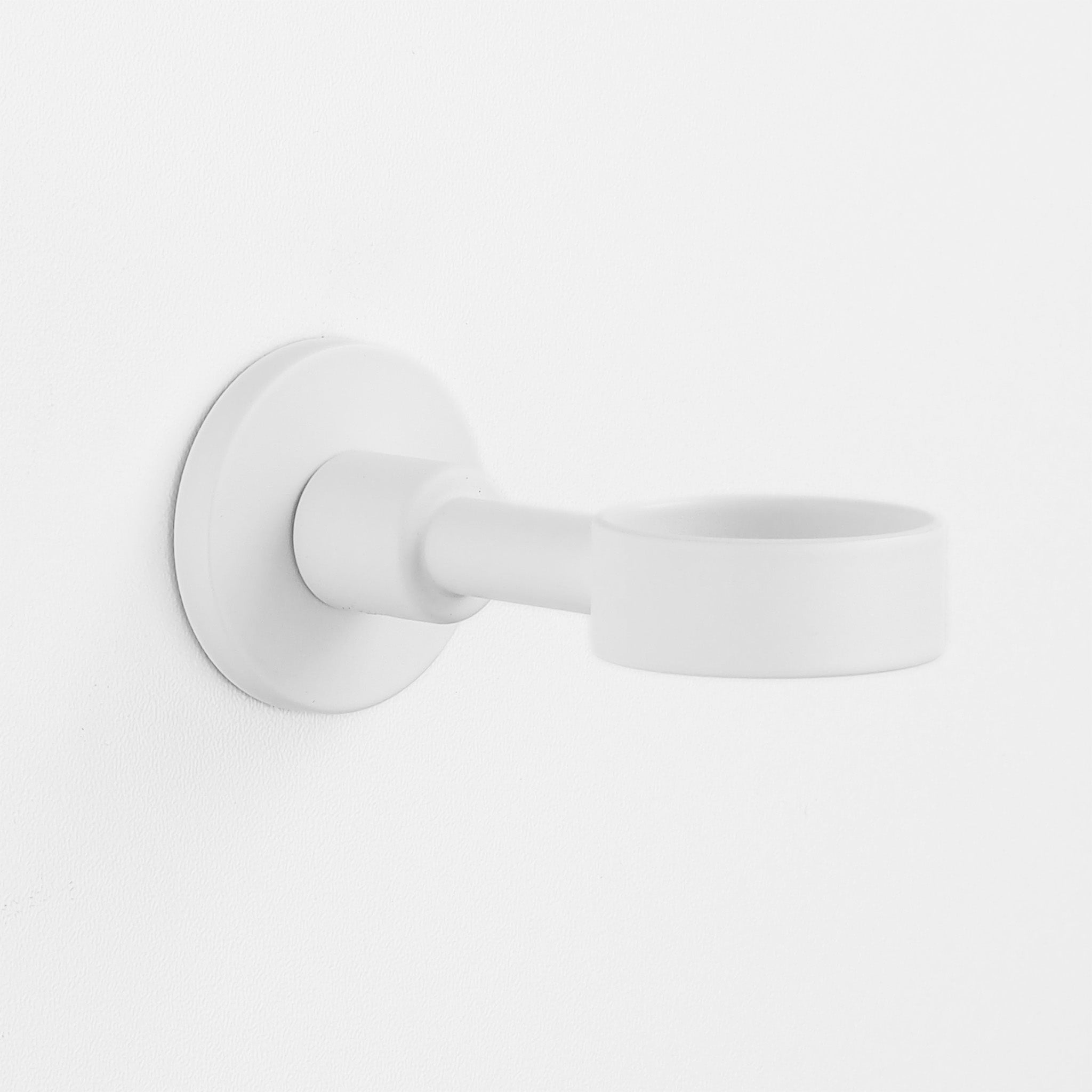 Weißer Handtuchring in matter Oberfläche, eleganter Handtuchhalter für moderne Bäder.