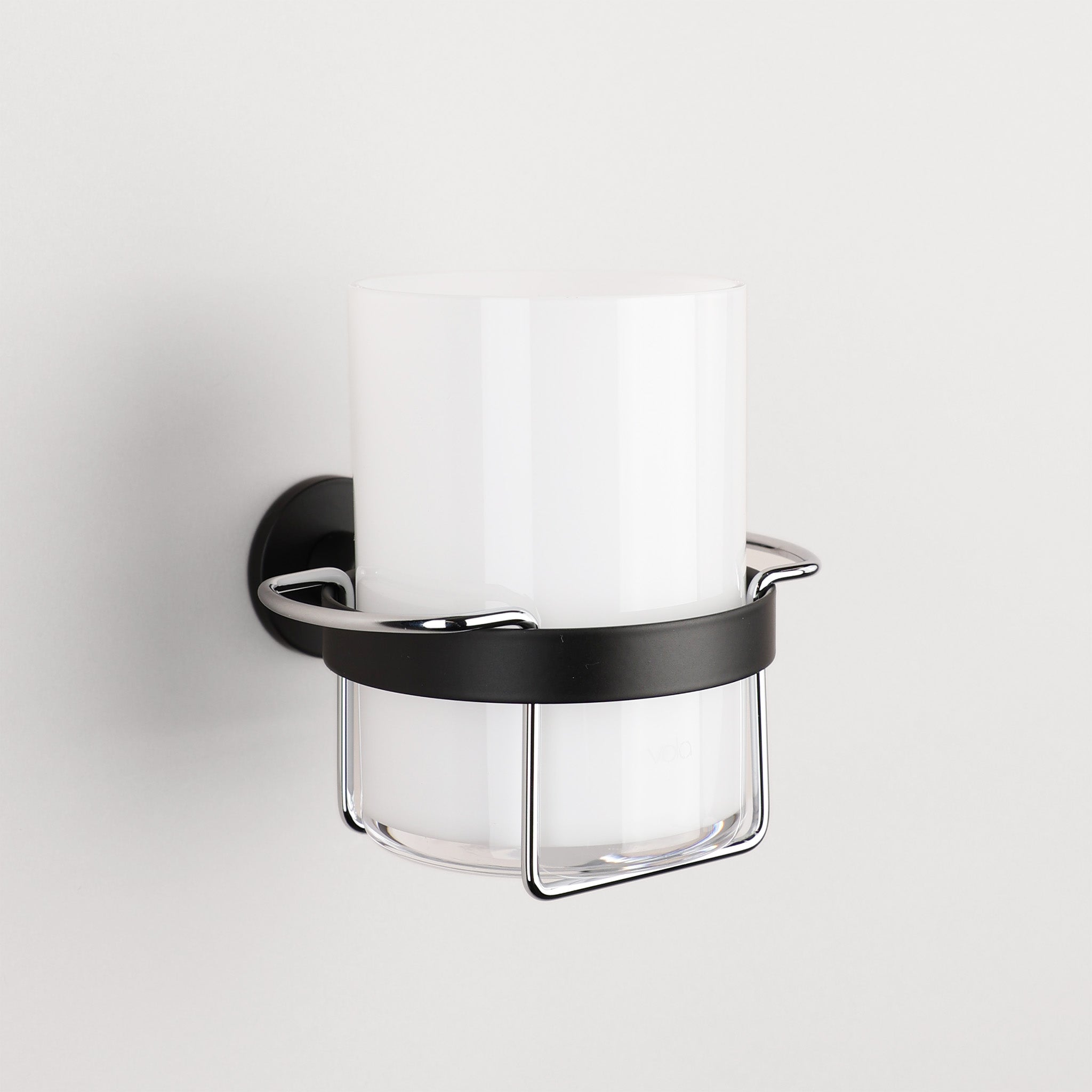 Vola Zahnputzbecher in Schwarz matt – moderner Wandbecher für Zahnbürsten und Glas im minimalistischen Design.