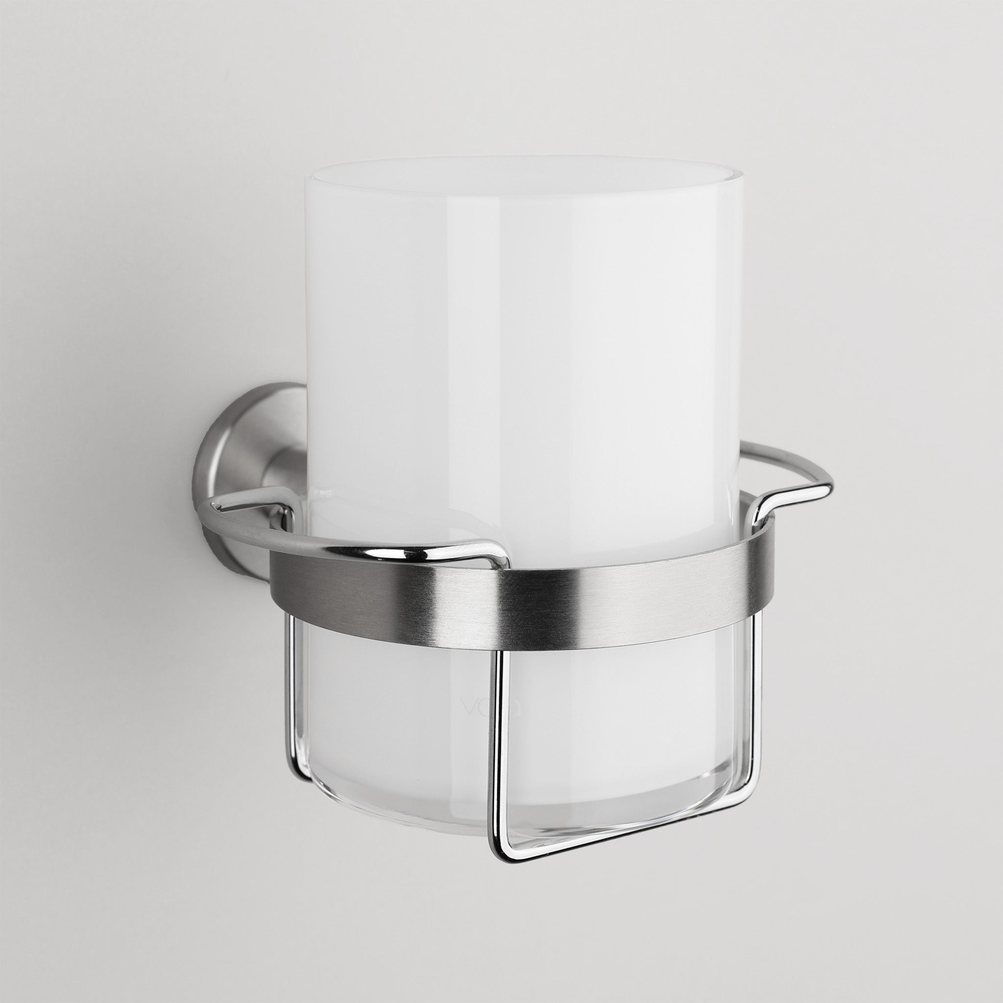 Vola Zahnputzbecher Edelstahl gebürstet – robuster Wandbecher mit Glas und Aufhängung für Zahnbürsten.