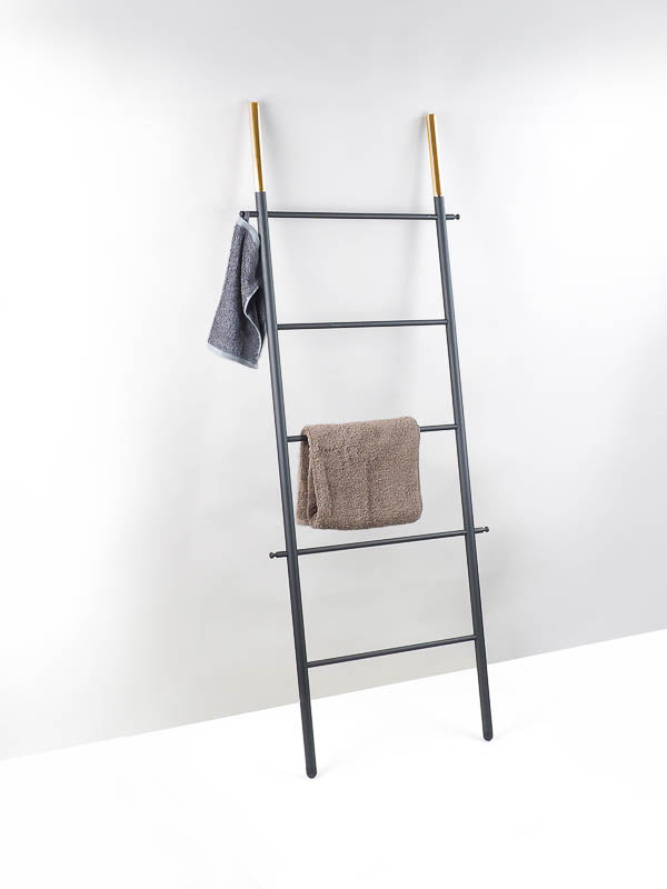 Leiter für Handtücher, einfach an die Wand lehnen, kein bohren nötig. Und immer zusäzlicher Platz zum aufhängen.