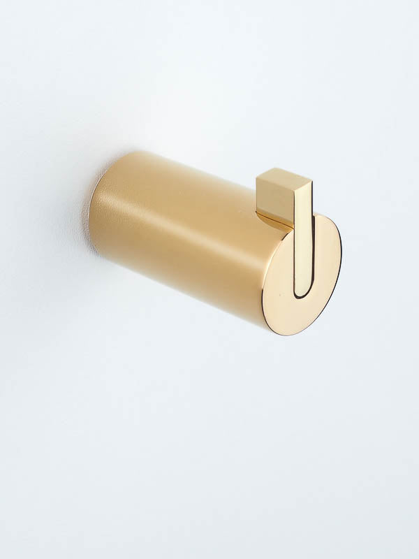 Sehr edler Handtuchhaken für´s Badezimmer in gold als große Version des NOVA2 Hakens von FROST DENMARK.