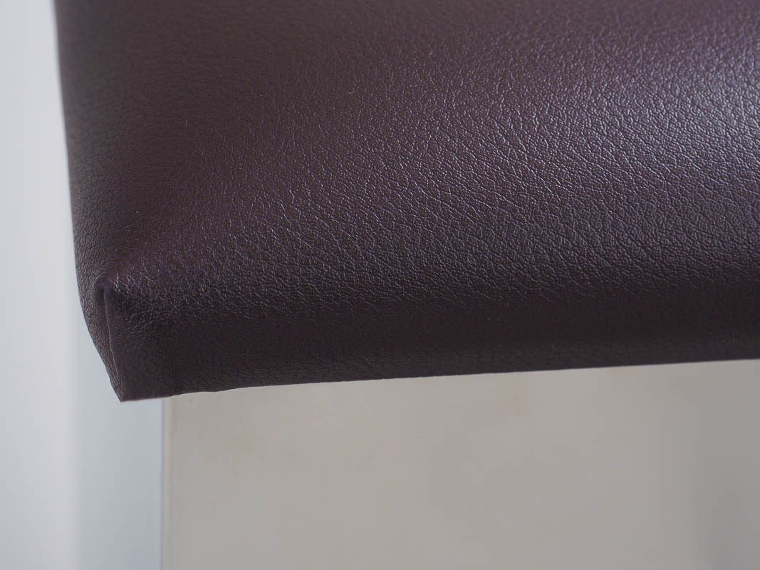 beständiges feuchtigkeitsunempfindliches Kunstleder in dunkelbraun mals Sitzfläche